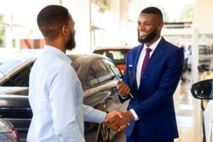 asiakasauton ja hymyilevan myyjan kuva