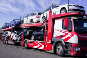 autoja lastataan kuorma autoon ajoneuvonsiirtoa varten