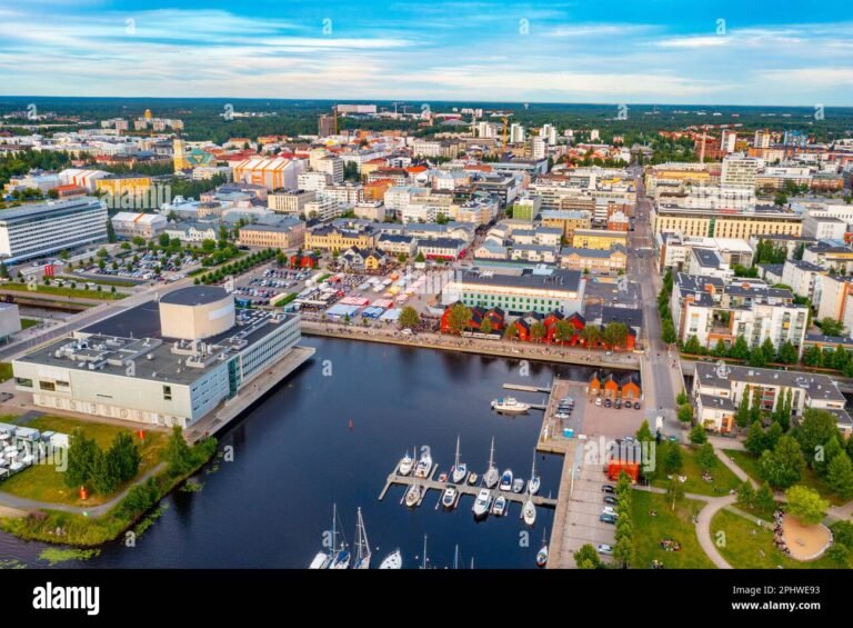 autoliike oulun kaupunkimaisemassa kirkkaana paivana