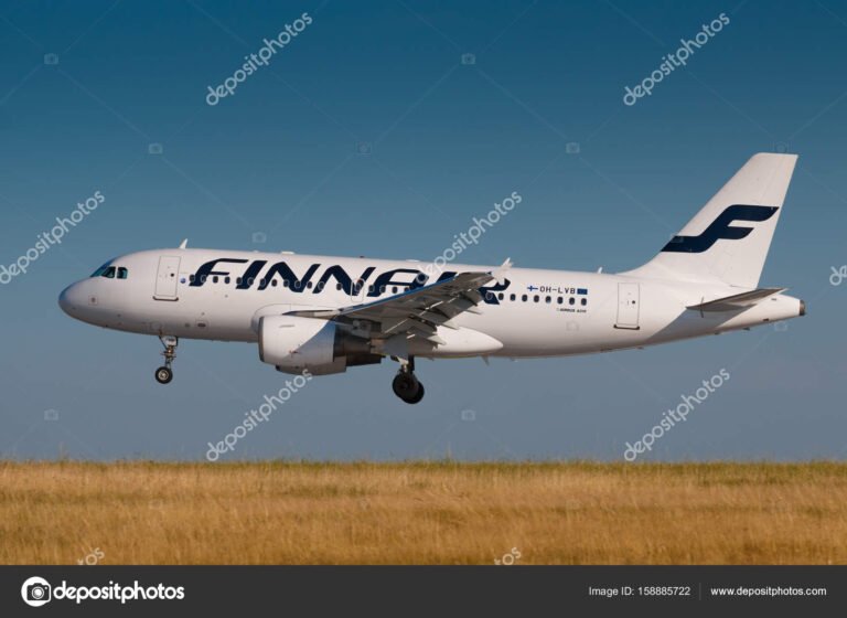 finnairin lentokone laskeutuu prahan lentoasemalle