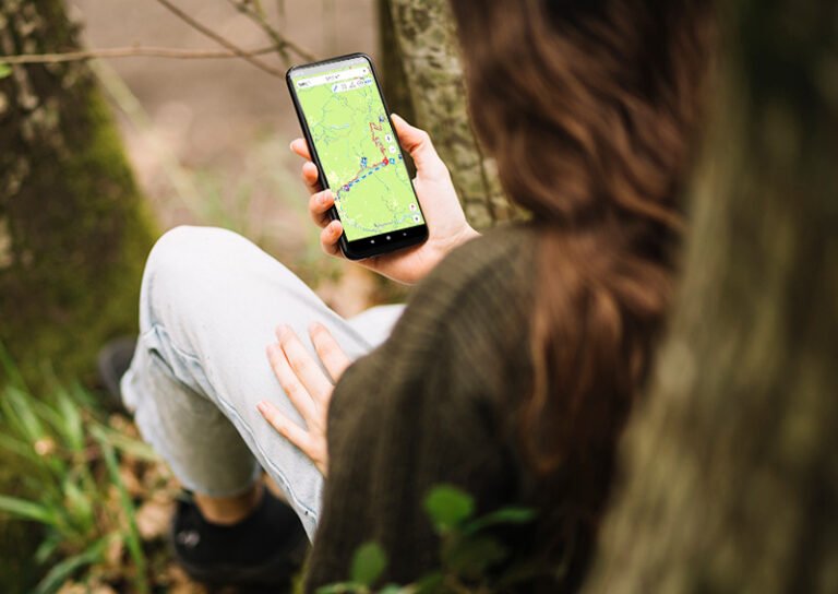 henkilo kayttaa puhelinta luonnossa offline tilassa