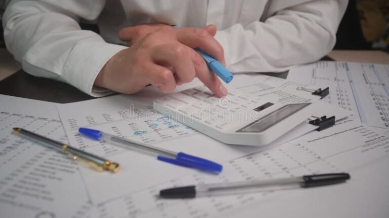 Miten Laskea YEL-Maksu Oikein Vuositulon Perusteella 2 henkilo laskee talouslaskuria poydan aaressa