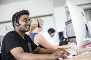 henkilo tutkii soittajan numeroa tietokoneella