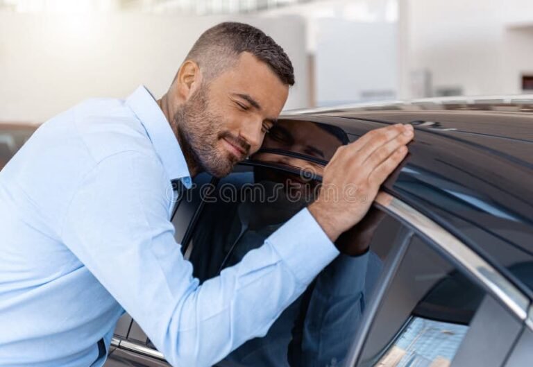 Mitä Kokemuksia Käyttäjillä On Gold Car -Autovuokraamosta 2 hymyileva asiakas noutamassa vuokra autoa