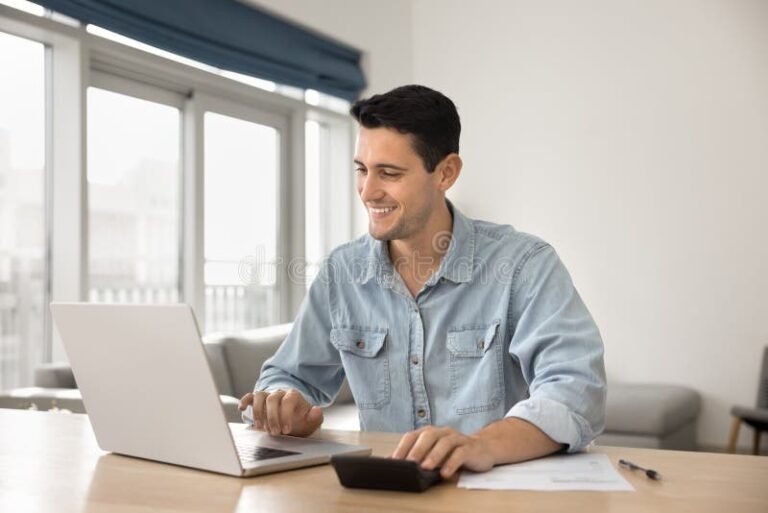 hymyileva henkilo tutkii budjettiaan poydan aaressa