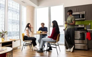 hymyileva ihminen vertailee asuntoja tietokoneella