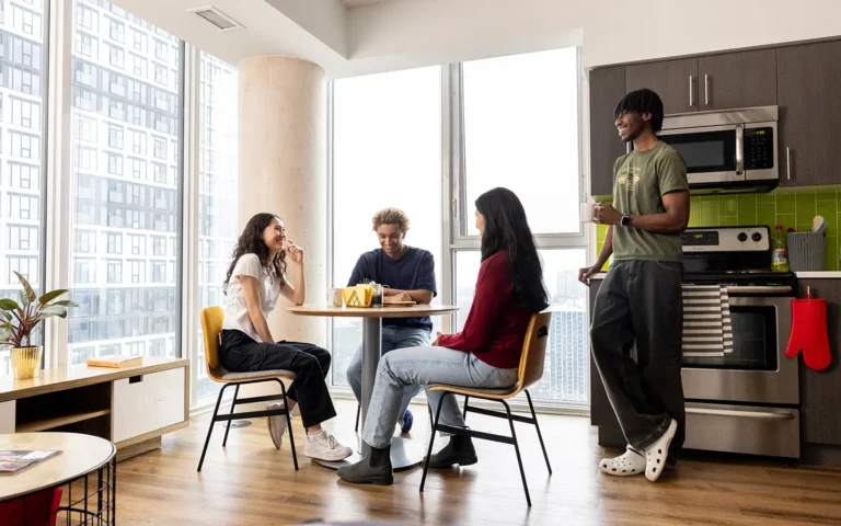 hymyileva ihminen vertailee asuntoja tietokoneella