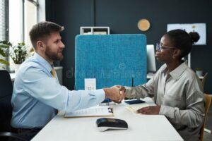 hymyileva pankkivirkailija neuvomassa asiakasta