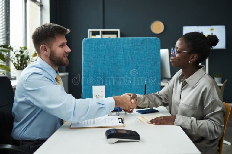Kuka voi myöntää lainaa yksityishenkilöille Suomessa 2 hymyileva pankkivirkailija neuvomassa asiakasta