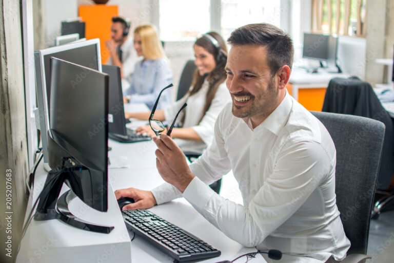 hymyileva tyontekija tietokoneen aaressa