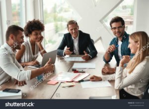 hymyilevia monikulttuurisia tyontekijoita toimistoymparistossa