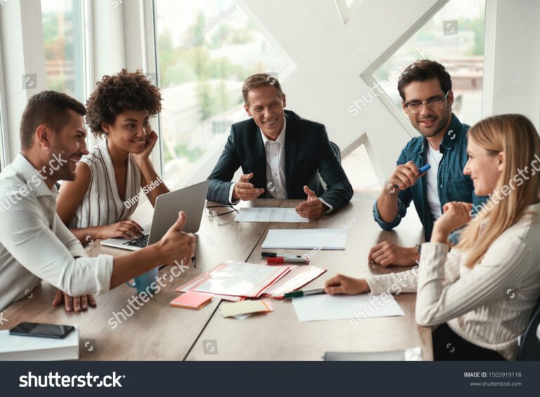 Miksi Kannattaa Valita Meidät Työnantajaksi 2 hymyilevia monikulttuurisia tyontekijoita toimistoymparistossa