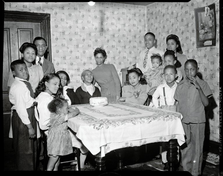 iakas perhe kokoontuneena poydan aareen