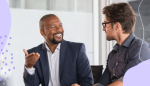 ihmiset keskustelemassa tyonhaun tilaisuudessa