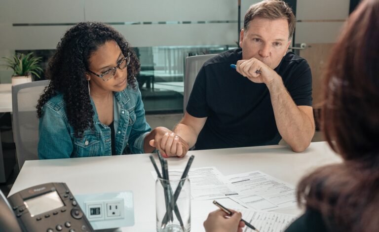 Kuinka Paljon Asuntolainaa Voit Saada Tuloillasi 2 ihmiset neuvottelemassa pankkivirkailijan kanssa