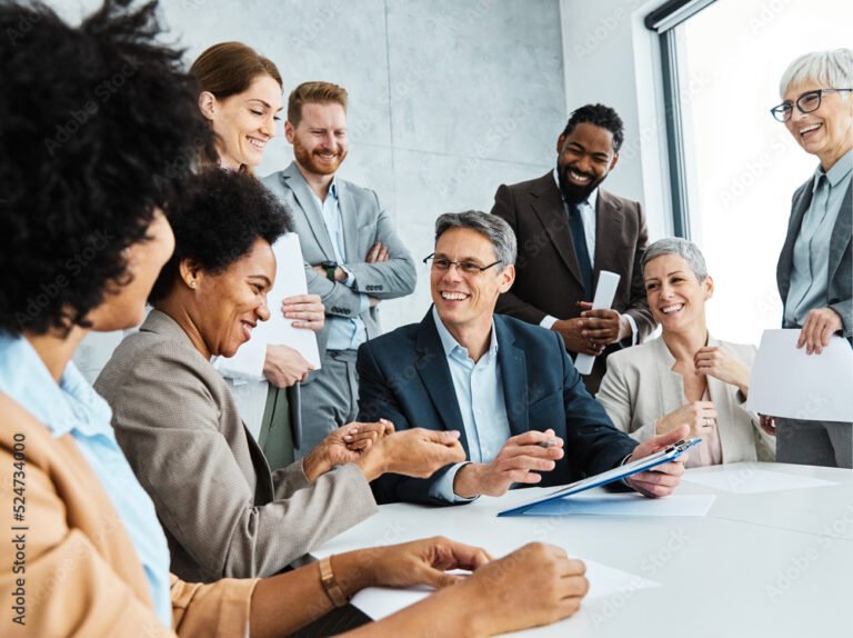 ihmisia allekirjoittamassa yrityssopimusta yhdessa