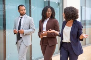 ihmisia keskustelemassa yhteistyon merkeissa