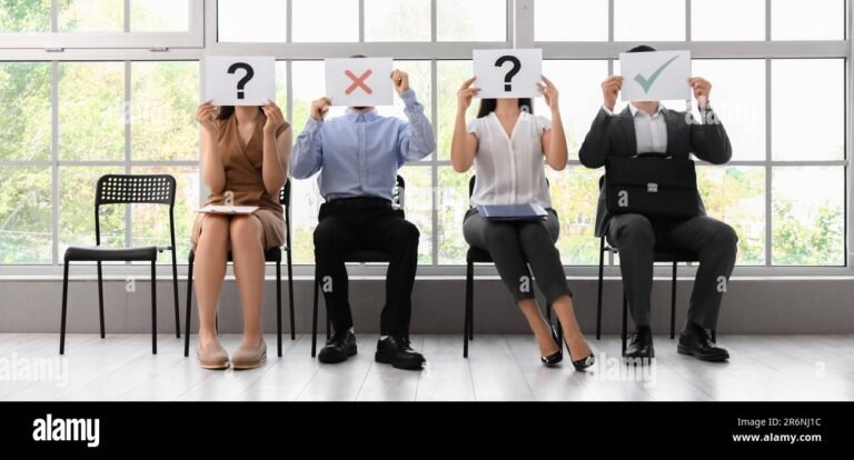 ihmisia tyohaastattelussa ilman papereita