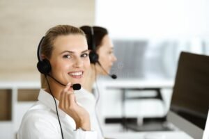 iloisia ihmisia kayttamassa verkkopalvelua