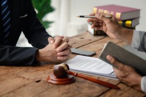 juristi ja asiakas allekirjoittamassa testamenttia