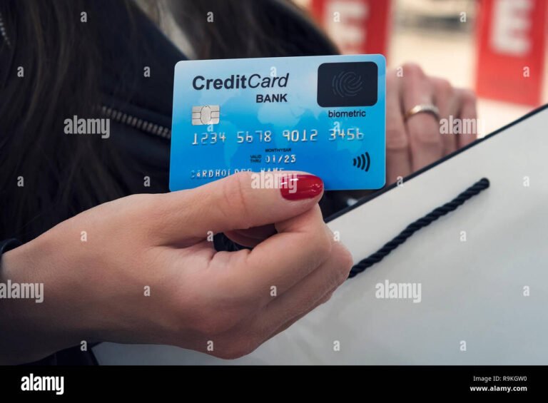 Mitä tarkoittaa arvo osuustilin numero ja mihin sitä käytetään 2 kadet pitelemassa pankkikorttia lahikuvassa