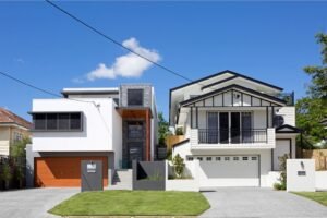 kaksi erilaista taloa vierekkain