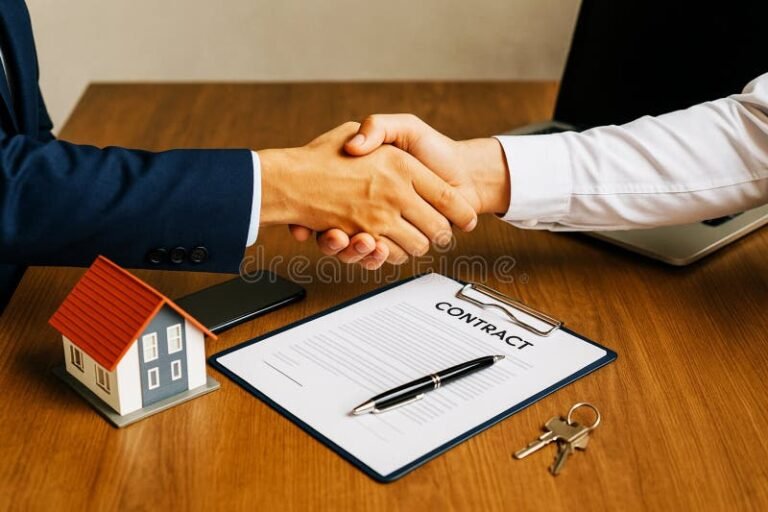 kaksi henkiloa allekirjoittamassa sopimusta poydan aaressa