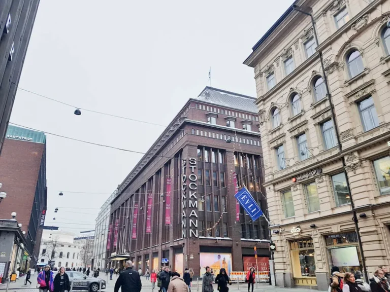 kateva matkustaja ostoskeskuksessa helsinki taustalla