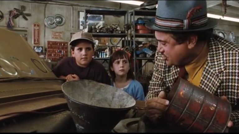 kaytetty auto liikkeen pihassa auringossa