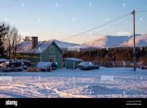 kaytetty auto pihalla suomen maisemassa