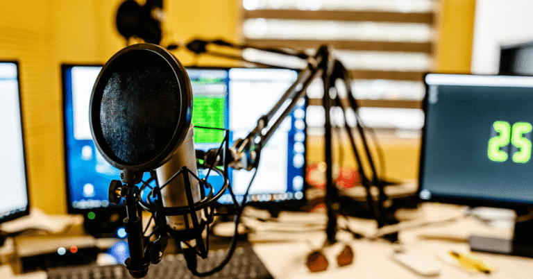 kuulokkeet ja radiolahetys tietokoneen aarella