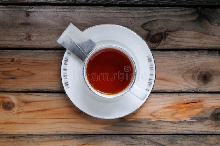 kuuma kupillinen mustaa teeta poydalla