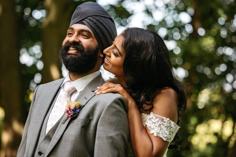 Miten avioliittoon vihkiminen maistraatissa tapahtuu 17 kuva avioparista maistraatin vihkitilaisuudessa