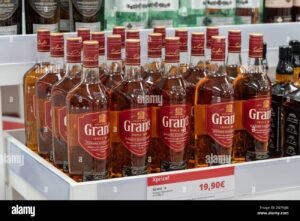 kuva suomalaisesta kaupasta alkoholi hyllyineen