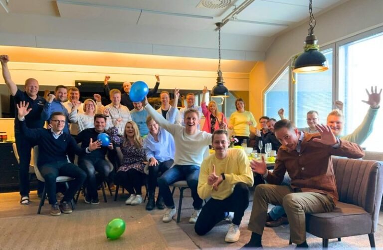 Kuuluuko yleiskorotus kaikille työntekijöille Suomessa 3 kuva suomalaisista tyontekijoista tyopaikalla