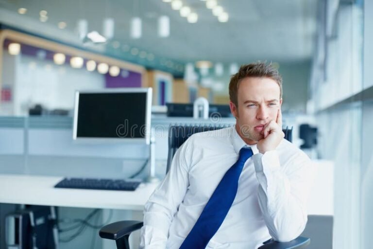 Miten palkaton vapaa toisen työn takia vaikuttaa työsuhteeseesi 1 kuva tyontekijasta miettimassa uravalintojaan