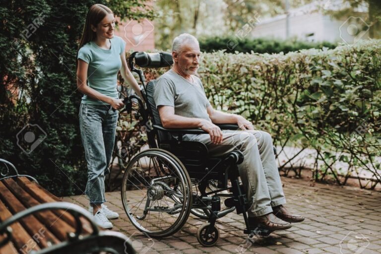 lahihoitaja auttamassa vanhusta luonnon ymparoimana