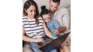 lapsi kayttaa pankkikorttia vanhemman valvonnassa