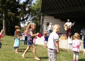 lapsia nauttimassa konsertista ulkona