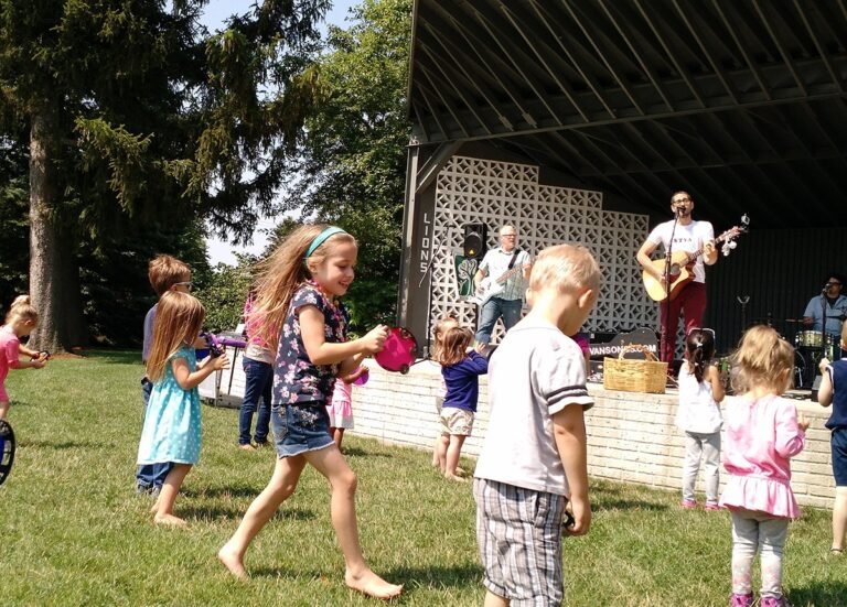 lapsia nauttimassa konsertista ulkona