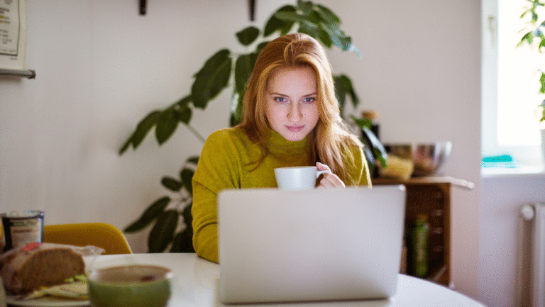 laskemassa saastotilin korkoa tietokoneella