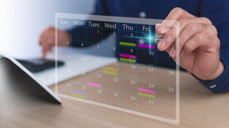 laskin ja kalenteri tyontekijan tyopoydalla