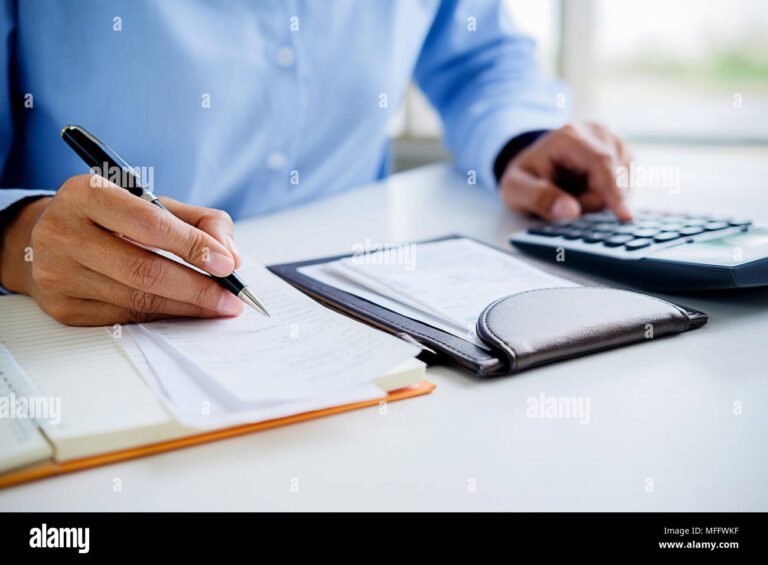 laskin ja setelirahat yhdessa poydalla