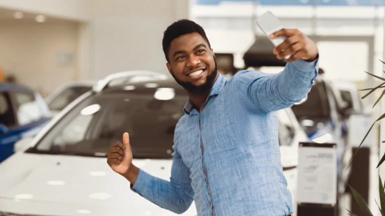 Miten Valita Luotettava Käytetyn Auton Myymälä 3 luotettavasti hymyileva autokaupan myyja