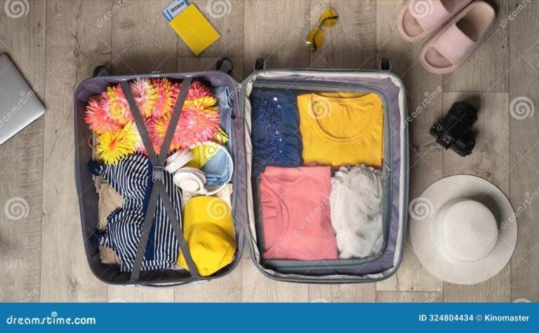 matkalaukku avoinna ja pakattuja tarvikkeita