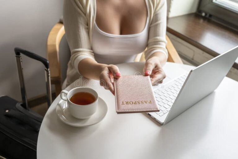 matkalaukku ja passi poydalla ikkunan lahella