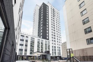 moderni kerrostalo tampereen kaupunkimaisemassa