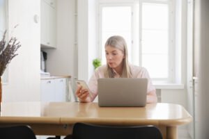 moderni suomalainen koti ja laskin poydalla