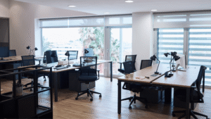 moderni toimistoymparisto ja tyoskentelevat ihmiset