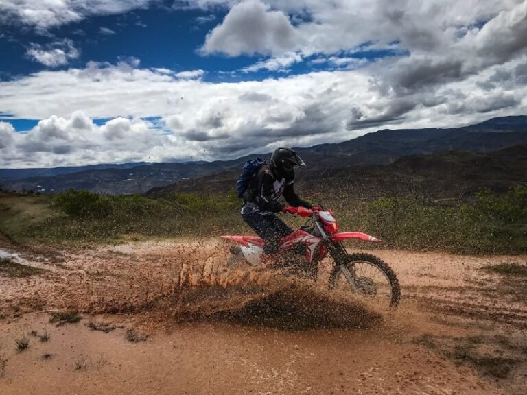 motocross pyora maastossa ajamassa